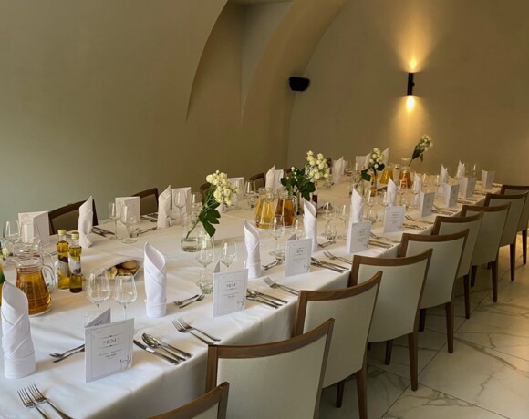 Restauracja z eleganckim wystrojem idealnym na komunie