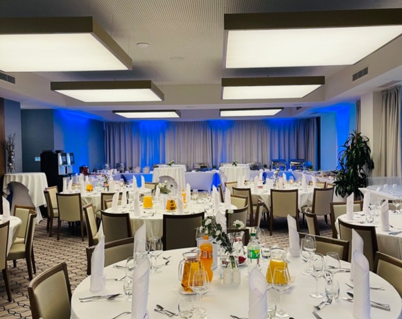 Stylowy wystrój sali restauracyjnej na chrzciny – harmonijny układ stolików i delikatne dekoracje