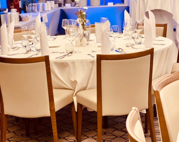 Wyjątkowy wystrój restauracji – tradycyjne dekoracje i funkcjonalny układ stolików