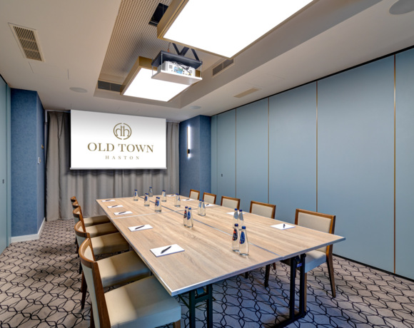 Sala szkoleniowa z flipchartem i wygodnymi fotelami dla uczestników