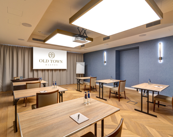 Sala szkoleniowa z flipchartem i wygodnymi fotelami dla uczestników