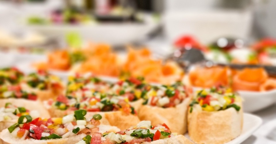 Przerwa kawowa podczas konferencji – filiżanki kawy, herbata, ciastka i świeże soki dla gości