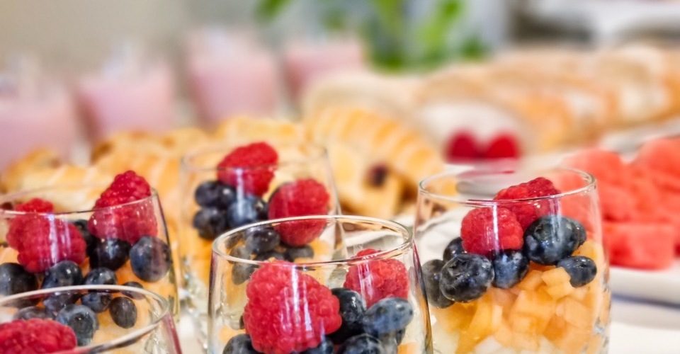 Bufet konferencyjny z wyborem świeżych kanapek, owoców i słodkich przekąsek