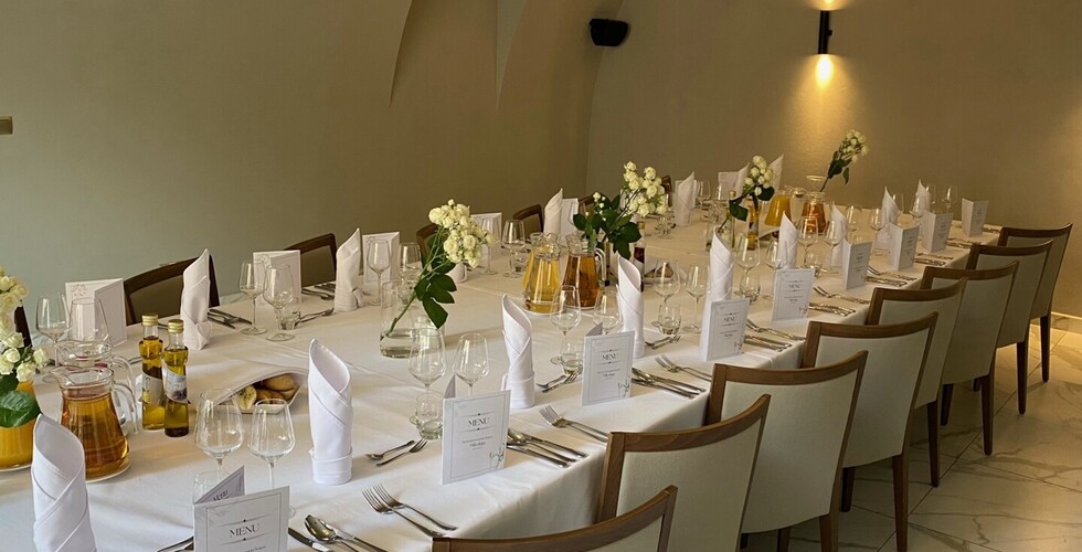 Restauracja z eleganckim wystrojem idealnym na komunie