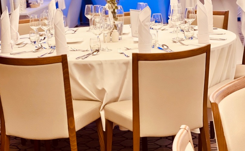 Wyjątkowy wystrój restauracji – tradycyjne dekoracje i funkcjonalny układ stolików