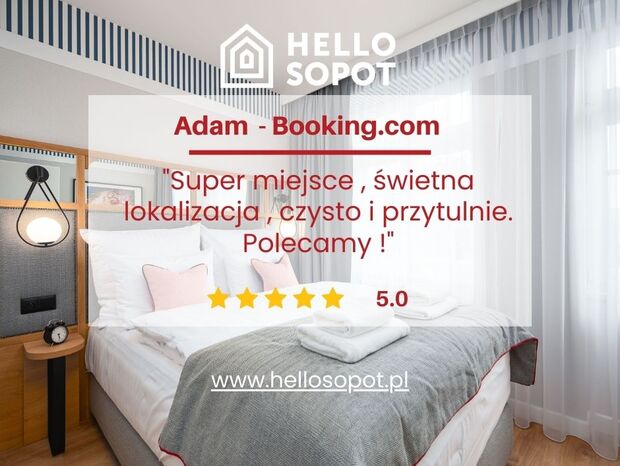 Jasny, nowoczesny pokój dwuosobowy z miękkimi poduszkami, złożonymi ręcznikami, lampką nocną i przezroczystymi zasłonami