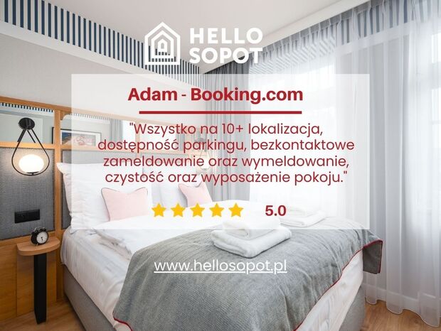 Jasny nowoczesny pokój dwuosobowy z łóżkiem, szarą narzutą, ozdobnymi poduszkami, złożonymi ręcznikami, lampką nocną, firanami i nakładką z 5-gwiazdkową opinią.