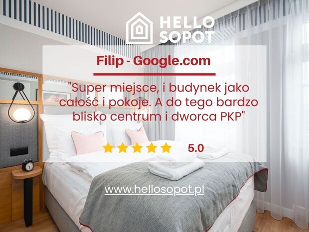 Jasny, nowoczesny pokój dwuosobowy z wygodnym łóżkiem, szaro-różową pościelą, złożonymi ręcznikami, lampką nocną i przezroczystymi zasłonami