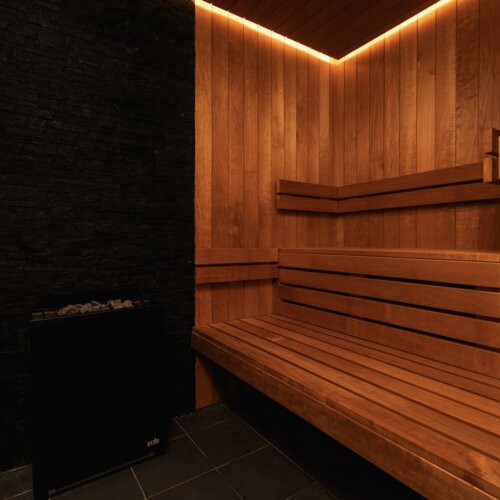 Gemütliche Sauna mit Holzbänken und LED-Beleuchtung für entspannte Atmosphäre