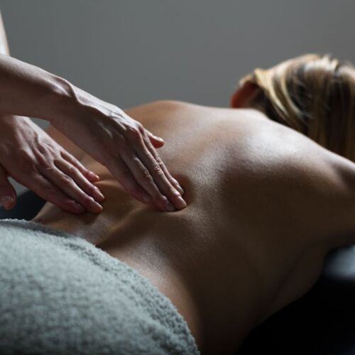 Sanfte Rückenmassage im ruhigen Hotel-Spa mit entspannenden Behandlungen für Gäste.