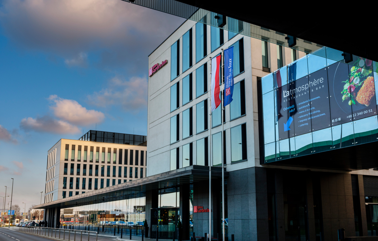 Frontowa fasada hotelu reklamą restautacji L'atmosphere