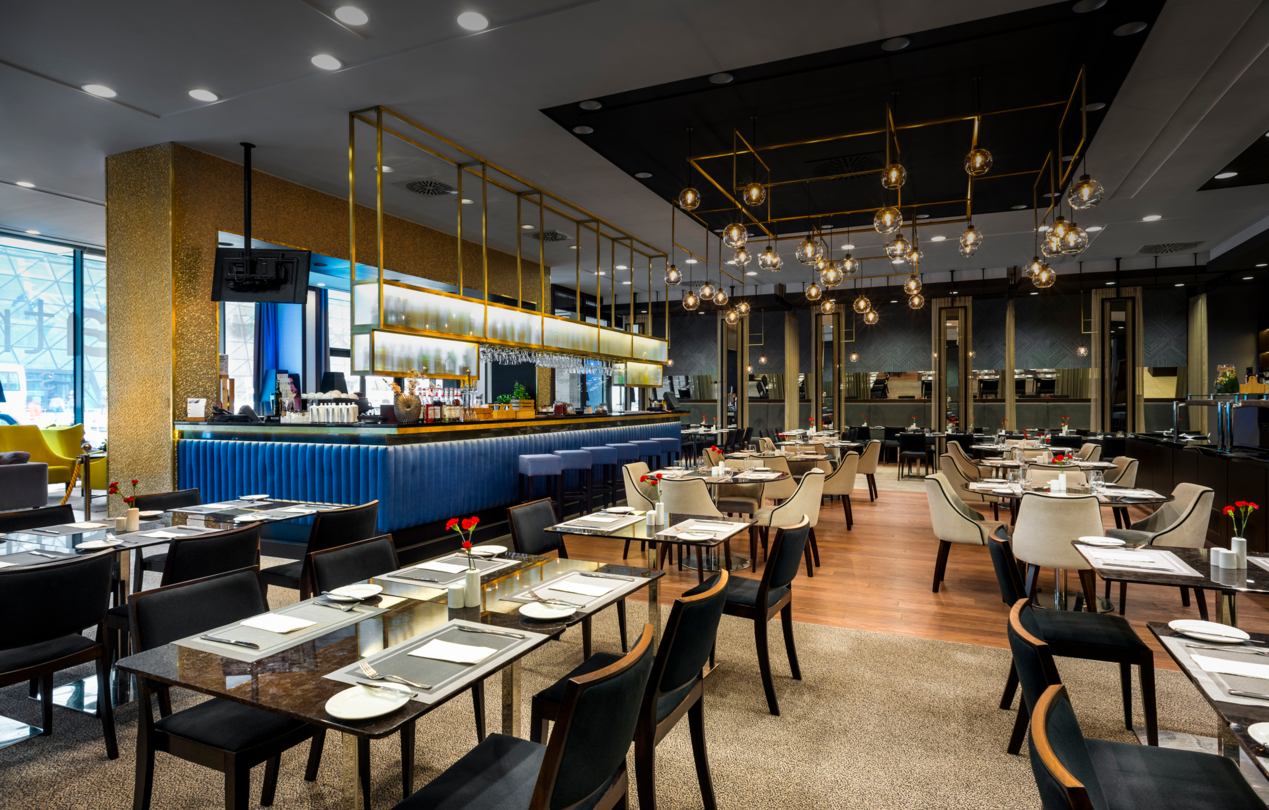 Wnętrze hotelowej restauracji L'atmosphere z barem w tle