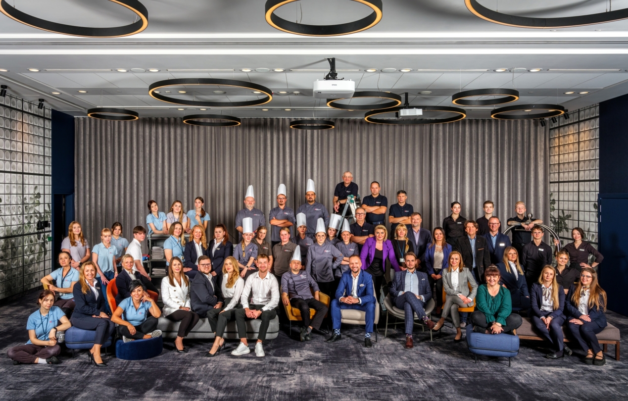 Grupowe zdjęcie pracowników hotelu