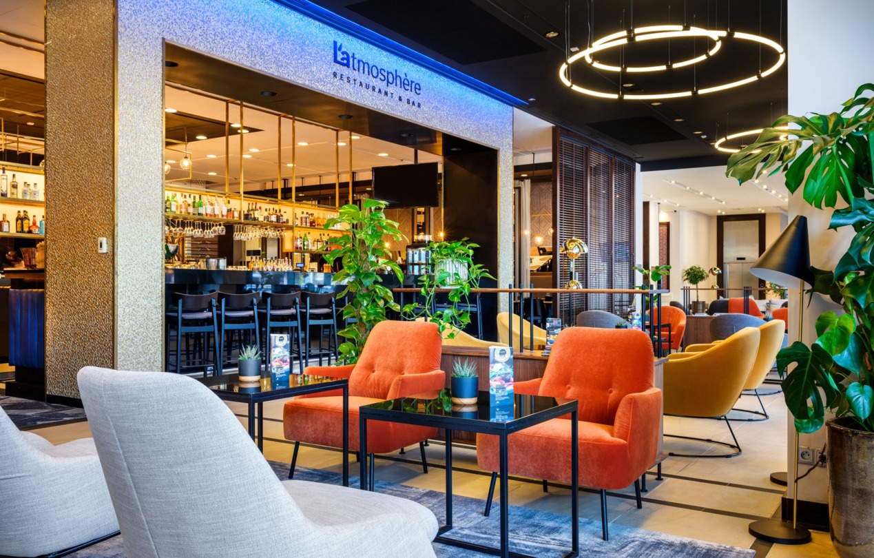 Zdjęcie lobby restauracyjnego z lobby barem w tle