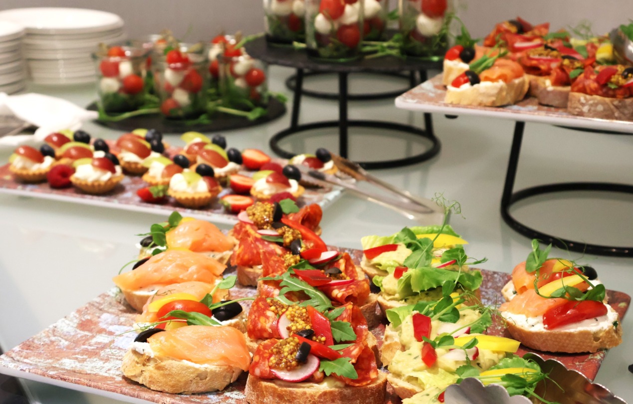 Mini kanapki i przekąski ustawione na stole w formie przerwy kawowej