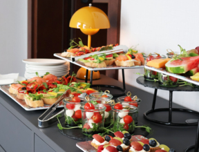 Zdjęcie przekąsek i mini kanapek ustawione na blacie w formie przerwy kawowej