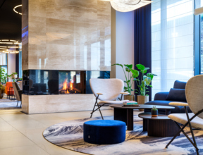 Strefa relaksu przy kominku w hotelowym lobby
