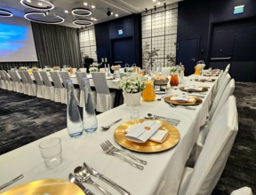 Uroczyście zastawiony stół w sali konferencyjnej