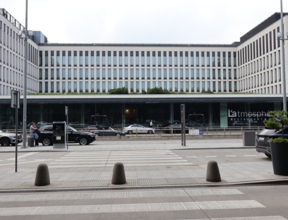 Panoramiczne zdjęcie frontowej fasady hotelu