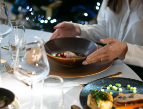 Zdjęcie kobiety siedzącej przy uroczyście zastawionym stole