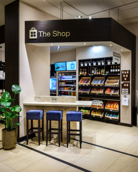 Sklep przy recepcji z przekąskami i napojami