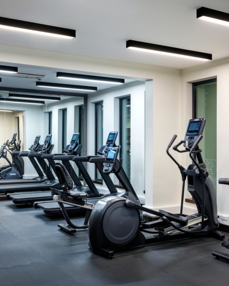 Centrum fitness ze sprzętem treningowym