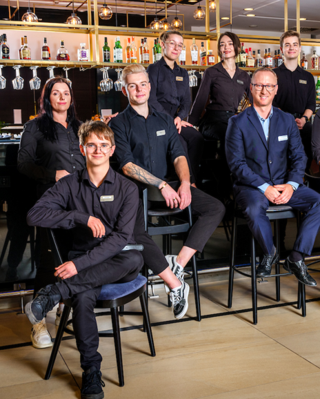 Zespół kelnerski przed barem