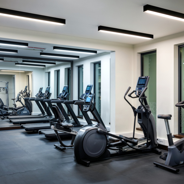 Centrum fitness ze sprzętem treningowym