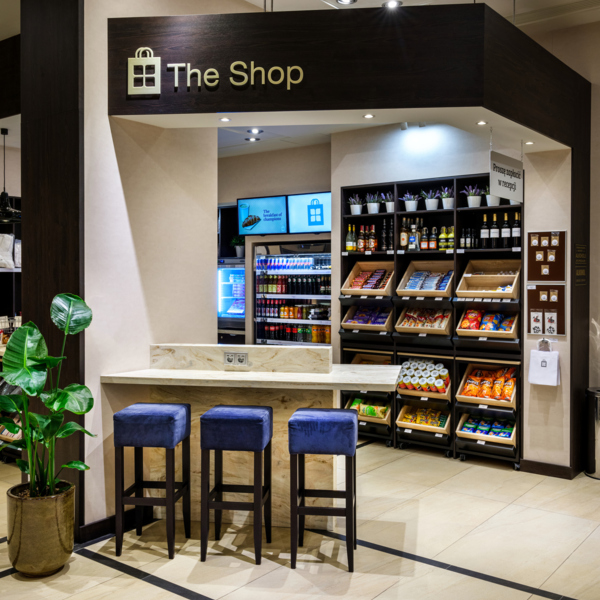 Sklep przy recepcji z przekąskami i napojami