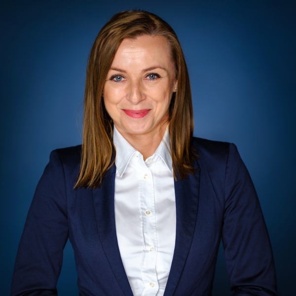 Zdjęcie portretowe kobiety w granatowej marynarce i białej koszuli