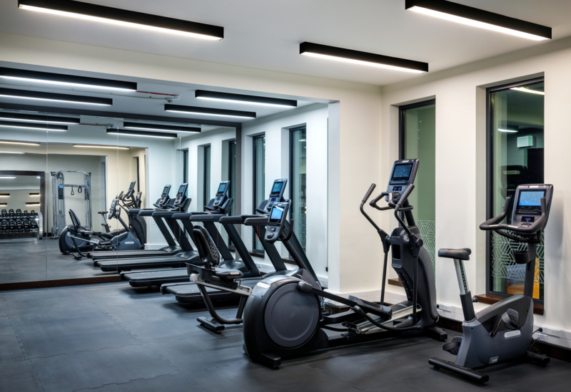 Centrum fitness ze sprzętem treningowym