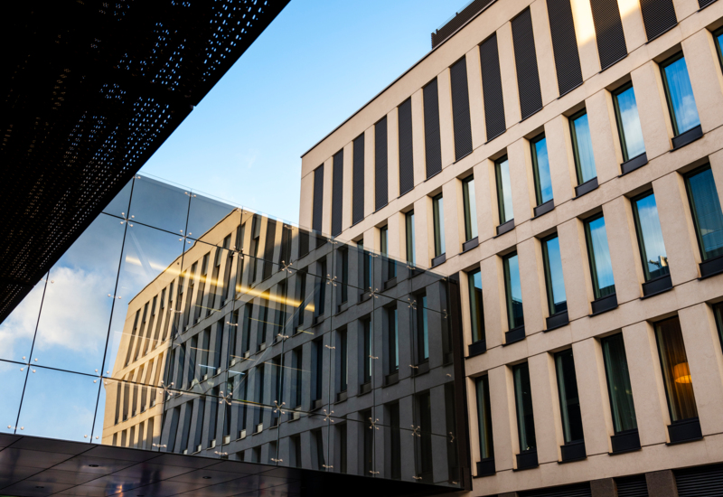 Zdjęcie pieszego łącznika prowadzącego z hotelu na stację kolejki miejskiej