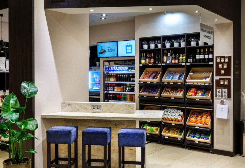 Sklep przy recepcji z przekąskami i napojami