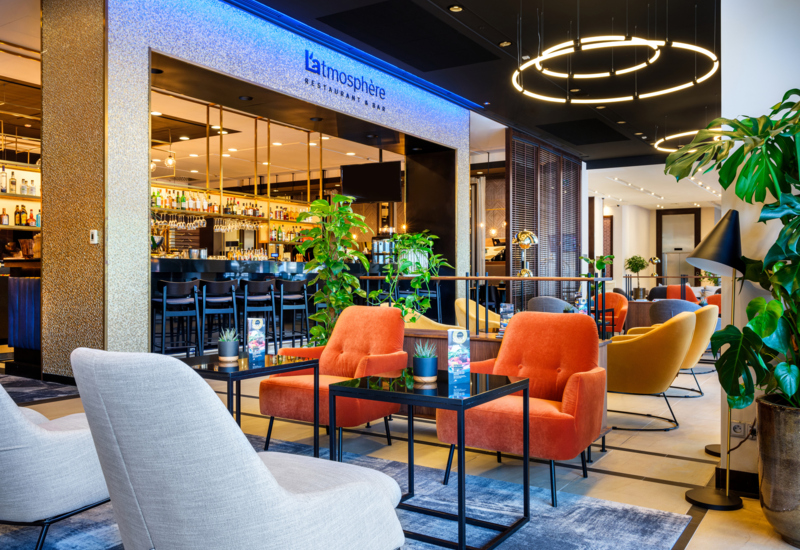 Zdjęcie lobby restauracyjnego z lobby barem w tle