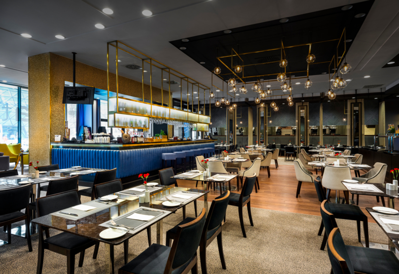 Wnętrze hotelowej restauracji L'atmosphere z barem w tle