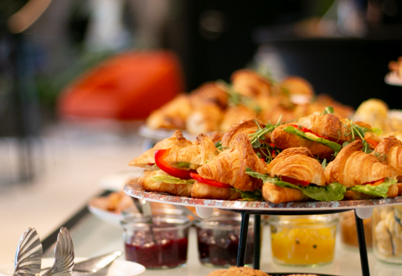 Przerwa kawowa w formie mini kanapek dla gości konferencji