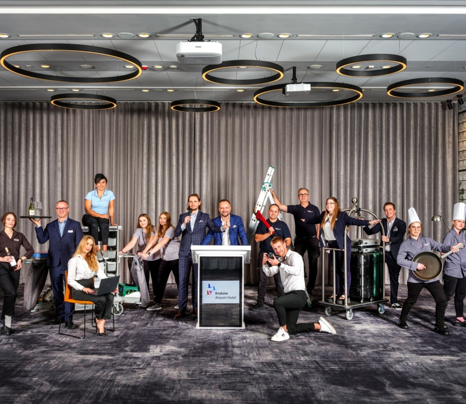 Reprezentanci wszystkich działów firmy w swobodnej postawie pozujący z rekwizytami