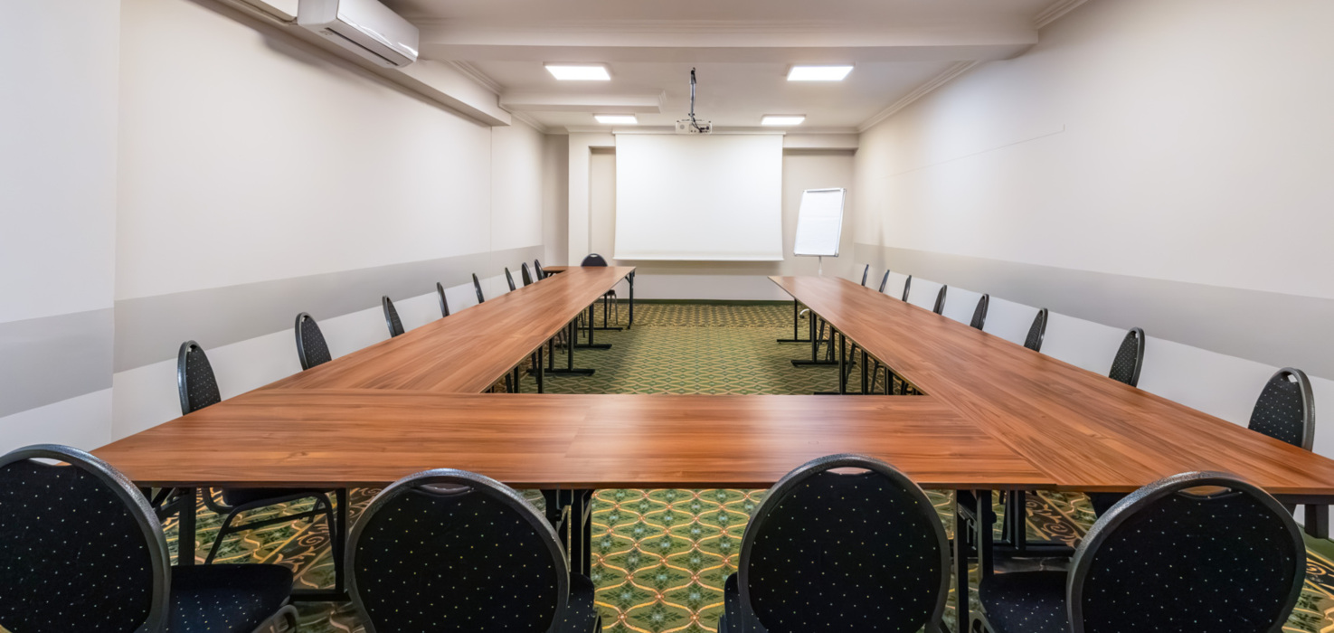 Konferencja i szkolenie – sala A w hotelu Warszawa w ustawieniu podkowa