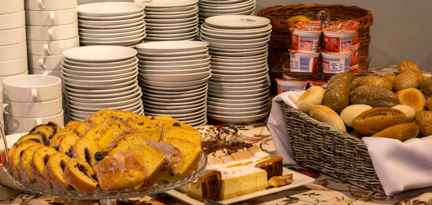 Świeże pieczywo, wypieki i jogurty w bufecie śniadaniowym
