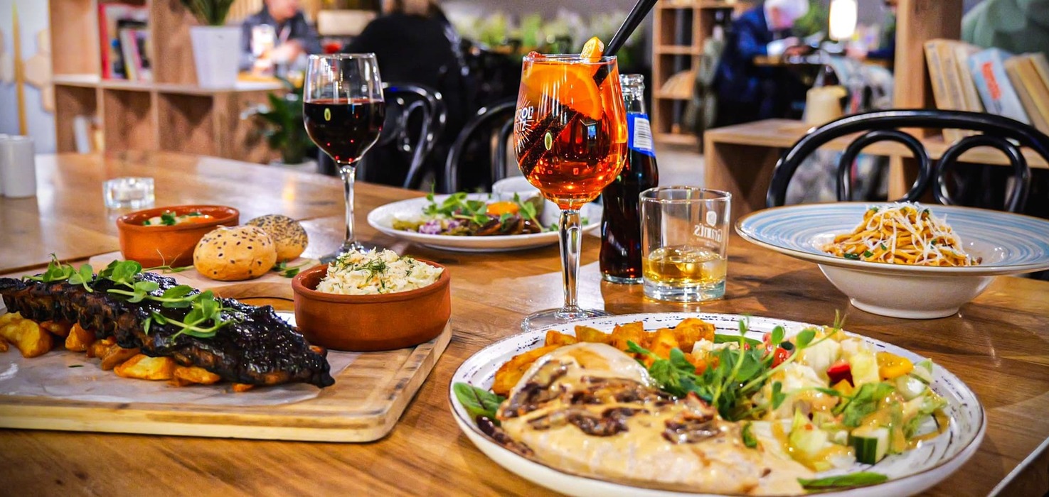 Dania kuchni polskiej i europejskiej serwowane w restauracji hotelowej