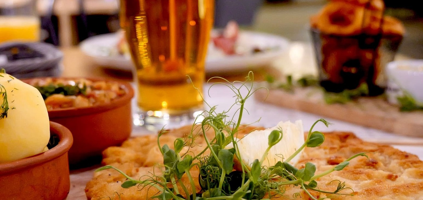 Tradycyjne danie obiadowe z piwem serwowane w restauracji hotelowej