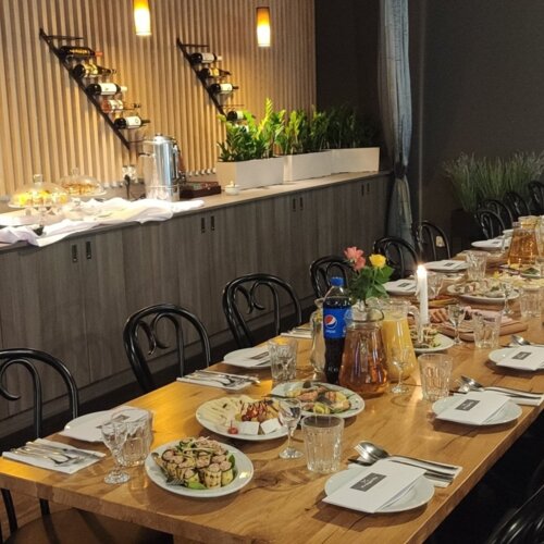 Restauracja hotelowa w Warszawie – zaserwowany stół na przyjęcie