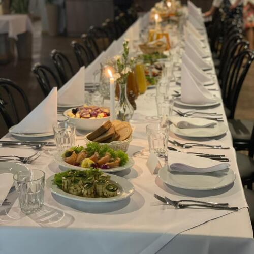 Zaserwowany stolik na kolację przyjęcia w restauracji hotelowej w Warszawie