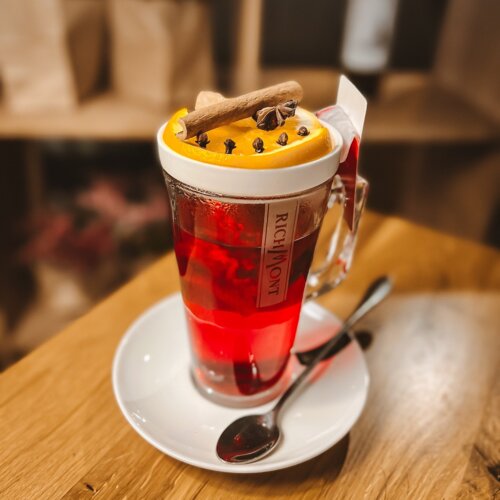 Aromatyczna herbata owocowa z dodatkiem cytryny i cynamonu