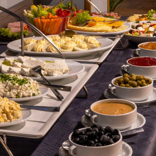 Hotel Warszawa – bogaty bufet śniadaniowy z serami i wędlinami