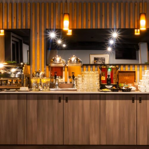 Bufet śniadaniowy w hotelu Warszawa – stolik z napojami