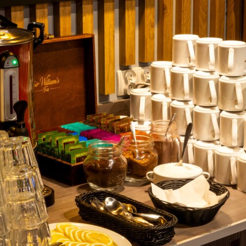 Kawa, herbata i inne gorące napoje na śniadaniu w hotelu.