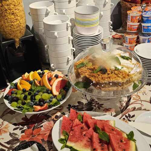 Bufet śniadaniowy w hotelu – świeże owoce i domowe ciasta