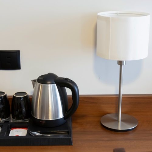 Biurko z zestawem kawowym i herbacianym w pokoju hotelu w Warszawie