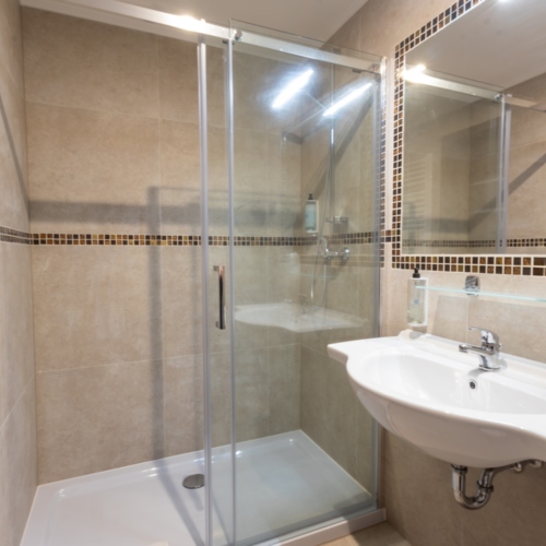 Nowoczesna łazienka w pokoju typu Family w Hit Hotelu Warszawa